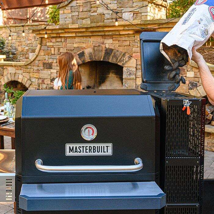 Barbecue Fumoir au charbon de bois Masterbuilt Gravity1050 + Tournebroche Offert