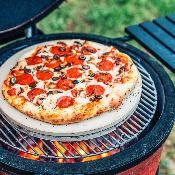 Kamado Joe Big Pack DISCOVERY (1Kamado Big2, 1 housse,1 grille en fonte, 1 planque en fonte, 1 pierre à pizza, 1 sac de charbon, 1 allume feux)